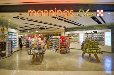 HONG KONG - CIRCA Aralık 2019: Mannings Plus mağazasında sergilenen mallar. Mannings kişisel bakım ürünleri zinciri..