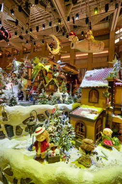 HONG KONG - CIRCA Aralık 2019: Hong Kong 'daki Landmark ticari tesisinde Noel süslemesi.