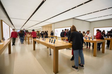 HONG KONG - CIRCA Aralık 2019: Hong Kong 'daki New Town Plaza' daki Apple mağazasının içi. 