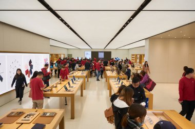 HONG KONG - CIRCA Aralık 2019: Hong Kong 'daki New Town Plaza' daki Apple mağazasının içi. 