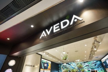 HONG KONG - Sha Tin 'in merkezindeki alışveriş merkezinde Aveda işareti.