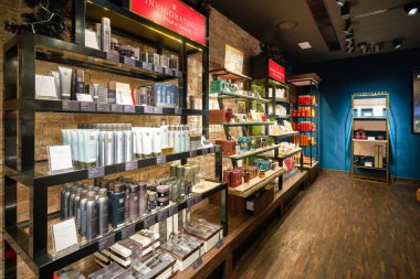 HONG KONG - CIRCA, 2019: Sha Tin 'in merkezindeki alışveriş merkezinde Rituals mağazasının içi.