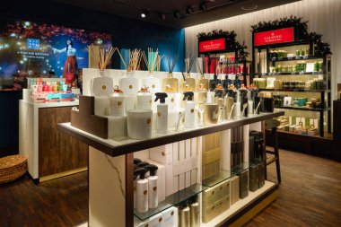 HONG KONG - CIRCA, 2019: Sha Tin 'in merkezindeki alışveriş merkezinde Rituals mağazasının içi.