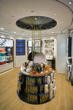 HONG KONG - CIRCA Aralık 2019: Sha Tin 'in merkezindeki Kerastase mağazasında kişisel bakım ürünleri sergileniyor.