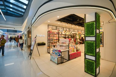 HONG KONG - CIRCA Aralık 2019: Alışveriş merkezindeki Iroiro moda mağazasında sergilenen eşyalar. Iroiro birçok Japonca anlamına gelir.. 