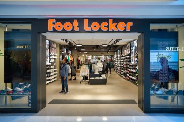 HONG KONG - CIRCA Aralık 2019: Hong Kong 'daki Foot Locker mağazasına giriş. Foot Locker Retail, Inc. Amerikalı spor giyim ve ayakkabı perakendecisi..