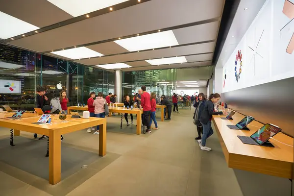 HONG KONG - CIRCA Aralık 2019: Hong Kong 'daki Apple ifc alışveriş merkezi. 
