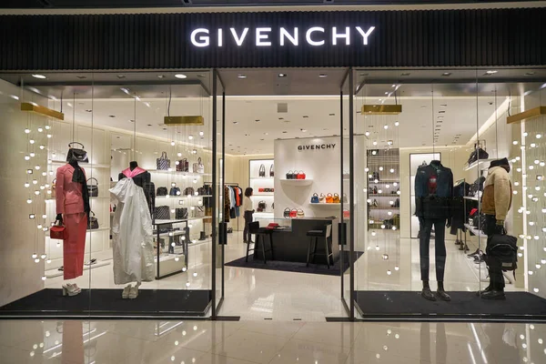 HONG KONG - CIRCA Aralık 2019: Hong Kong 'daki IFC AVM Givenchy mağazasının girişi