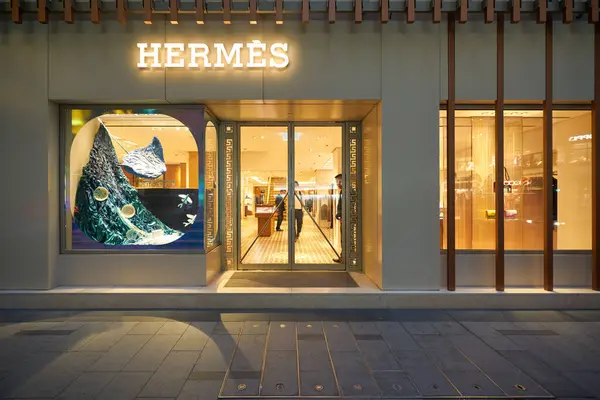 HONG KONG - CIRCA DECEMBER, 2019: street level view of Hermes store in Hong Kong. — Stock Image Hong Kong Circa December 2019 Street Level View Hermes Store Royalty Free Stock Images