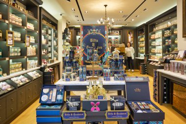 HONG KONG - CIRCA, 2019: Sha Tin 'in merkezindeki alışveriş merkezinde Sabon mağazasında kişisel bakım ürünleri sergileniyor.