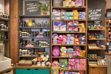 HONG KONG - CIRCA, 2019: Sha Tin 'in merkezindeki alışveriş merkezinde Lush mağazasının içi.