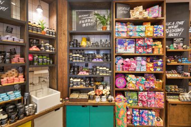 HONG KONG - CIRCA, 2019: Sha Tin 'in merkezindeki alışveriş merkezinde Lush mağazasının içi.