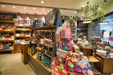 HONG KONG - CIRCA, 2019: Sha Tin 'in merkezindeki alışveriş merkezinde Lush mağazasının içi.