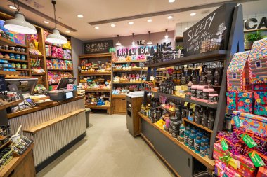 HONG KONG - CIRCA, 2019: Sha Tin 'in merkezindeki alışveriş merkezinde Lush mağazasının içi.