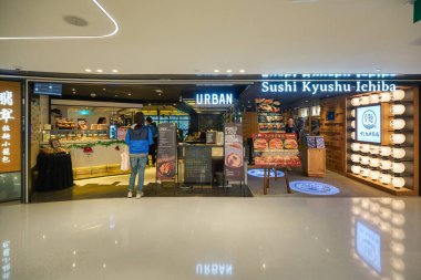HONG KONG - CIRCA, 2019: New Town Plaza alışveriş merkezinde görülen URBAN Cafe Commune ve Sushi Kyushu Ichiba 'nın girişi.