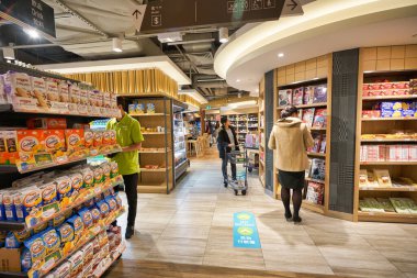 HONG KONG - CIRCA Aralık 2019: Sha Tin şehir merkezindeki YATA süpermarket ve mağazasının iç çekimi.