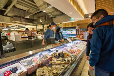 HONG KONG - CIRCA Aralık 2019: Sha Tin 'in merkezindeki YATA süpermarketinde ve alışveriş merkezinde deniz ürünleri sergileniyor.