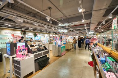 HONG KONG - CIRCA, 2019: Sha Tin şehir merkezindeki alışveriş merkezinde kişisel bakım ürünleri sergileniyor.