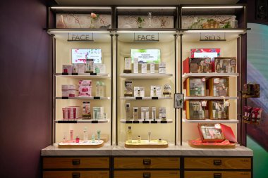 HONG KONG - CIRCA, 2019: Sha Tin 'in merkezindeki alışveriş merkezinde Caudalie mağazasında kişisel bakım ürünleri sergileniyor.