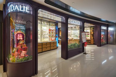 HONG KONG - CIRCA, 2019: Caudalie mağazası Sha Tin 'in merkezindeki alışveriş merkezinde görüldü..