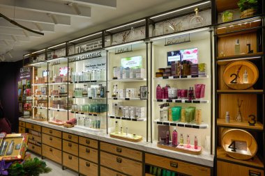 HONG KONG - CIRCA, 2019: Sha Tin 'in merkezindeki alışveriş merkezinde Caudalie mağazasında kişisel bakım ürünleri sergileniyor.