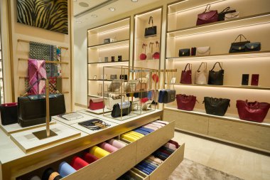 HONG KONG - CIRCA, 2019: Sha Tin 'in merkezindeki alışveriş merkezinde Furla mağazasının içi.