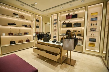 HONG KONG - CIRCA, 2019: Sha Tin 'in merkezindeki alışveriş merkezinde Furla mağazasının içi.