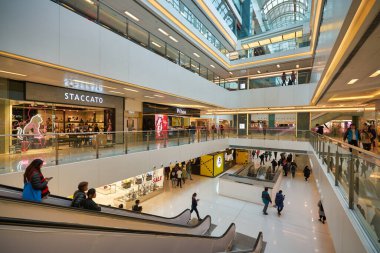HONG KONG - CIRCA Aralık 2019 Sha Tin 'deki New Town Plaza alışveriş merkezinin içi.