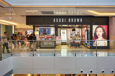 HONG KONG - Sha Tin 'in merkezindeki New Town Plaza alışveriş merkezinde Bobbi Brown mağazası.