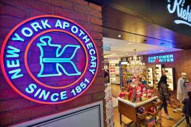 HONG KONG - CIRCA, 2019: Sha Tin 'in merkezindeki alışveriş merkezinde Kiehl' in tabelasının yakın çekimi.