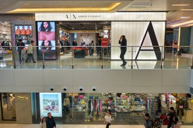 HONG KONG - CIRCA, 2019 Sha Tin 'deki New Town Plaza alışveriş merkezinde Armani mağaza önü.
