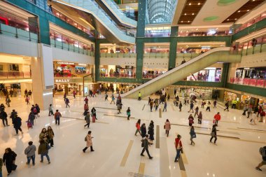 HONG KONG - CIRCA Aralık 2019 Sha Tin 'deki New Town Plaza alışveriş merkezinin içi.