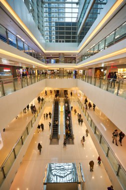 HONG KONG - CIRCA Aralık 2019 Sha Tin 'deki New Town Plaza alışveriş merkezinin içi.