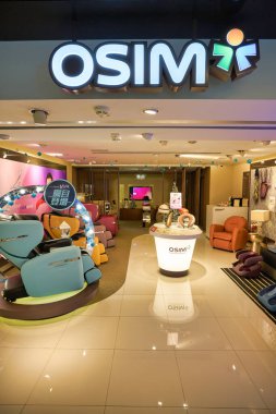 HONG KONG - CIRCA ARALIŞMA, 2019: OSIM New Town Plaza alışveriş merkezinin mağaza girişinin üzerine imza. OSIM International Ltd bir Singapur şirketidir..