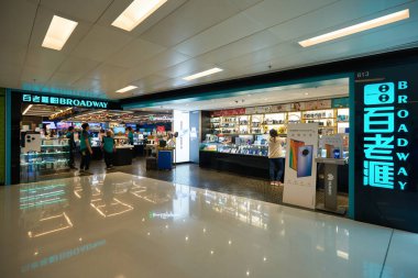 HONG KONG - CIRCA, 2019: Sha Tin 'in merkezindeki New Town Plaza alışveriş merkezindeki Broadway mağazasına giriş.