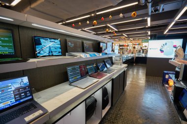 HONG KONG - CIRCA, 2019: Sha Tin 'in merkezindeki New Town Plaza alışveriş merkezindeki Broadway mağazasının iç çekimi.