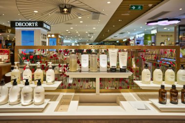 HONG KONG - CIRCA, 2019: Sha Tin şehir merkezindeki alışveriş merkezinde kişisel bakım ürünleri sergileniyor.