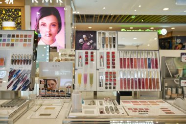 HONG KONG - CIRCA, 2019: Makyaj ürünleri Sha Tin 'in merkezindeki alışveriş merkezinde görüldüğü gibi sergileniyor.