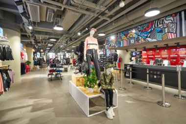 HONG KONG - CIRCA Aralık 2019: Hong Kong 'daki Foot Locker mağazasının içi. Foot Locker Retail, Inc. Amerikalı spor giyim ve ayakkabı perakendecisi..