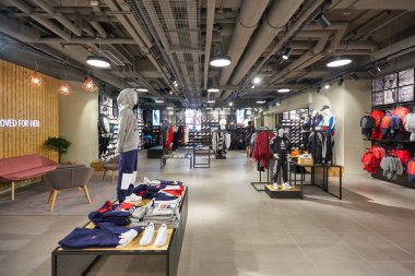 HONG KONG - CIRCA Aralık 2019: Hong Kong 'daki Foot Locker mağazasının içi. Foot Locker Retail, Inc. Amerikalı spor giyim ve ayakkabı perakendecisi..