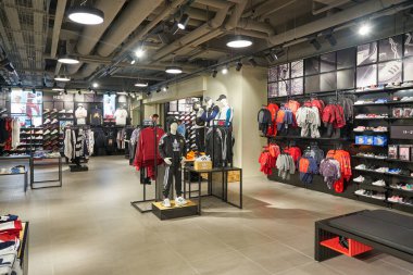 HONG KONG - CIRCA Aralık 2019: Hong Kong 'daki Foot Locker mağazasının içi. Foot Locker Retail, Inc. Amerikalı spor giyim ve ayakkabı perakendecisi..