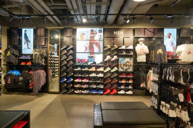 HONG KONG - CIRCA Aralık 2019: Hong Kong 'daki Foot Locker mağazasının içi. Foot Locker Retail, Inc. Amerikalı spor giyim ve ayakkabı perakendecisi..