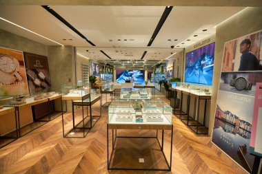 HONG KONG - CIRCA, 2019: Sha Tin 'in merkezindeki alışveriş merkezinde Solvil et Titus mağazasının iç çekimi.