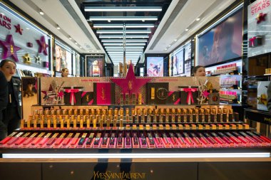 HONG KONG - CIRCA, 2019: Sha Tin 'in merkezindeki alışveriş merkezinde Yves Saint Laurent mağazasında makyaj ürünleri sergileniyor.