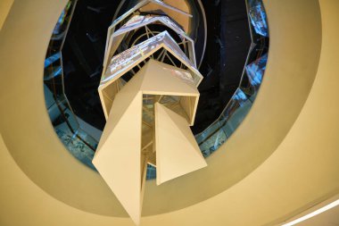 HONG KONG - CIRCA Aralık 2019: 1 / F 'de Sky100 Hong Kong Gözlem Güvertesi Bilet Merkezi' nin iç çekimi.