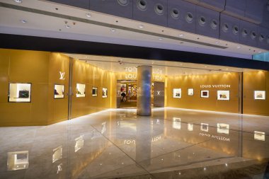 HONG KONG - CIRCA Aralık 2019: Hong Kong 'daki Elements alışveriş merkezindeki Louis Vuitton mağazasının girişi. 