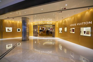 HONG KONG - CIRCA Aralık 2019: Hong Kong 'daki Elements alışveriş merkezindeki Louis Vuitton mağazasının girişi. 