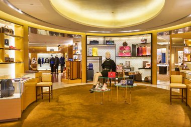 HONG KONG - CIRCA Aralık 2019: Hong Kong 'daki Elements alışveriş merkezindeki Louis Vuitton mağazasının içi. 