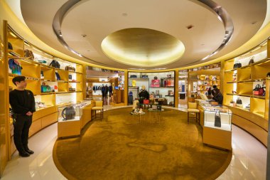 HONG KONG - CIRCA Aralık 2019: Hong Kong 'daki Elements alışveriş merkezindeki Louis Vuitton mağazasının içi. 