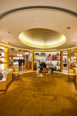 HONG KONG - CIRCA Aralık 2019: Hong Kong 'daki Elements alışveriş merkezindeki Louis Vuitton mağazasının içi. 